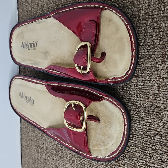 Alegria MIL-124 Red Patent Leather Platform Thong Sandals Sz 38 / 8 Womens - Picture 3 of 9